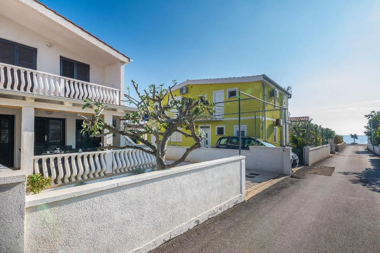Apartments By The Sea Vir - 18586 0*,  קרואטיה